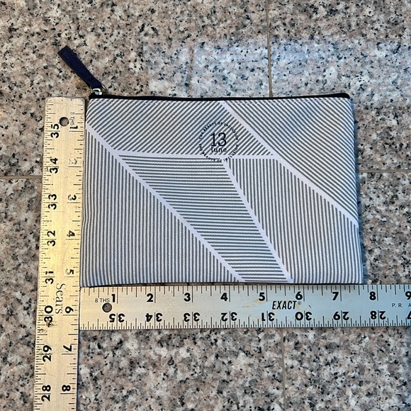 COPY - NWT American Airlines “13 lune” amenity kit (June 2024) - Picture 6 of 6